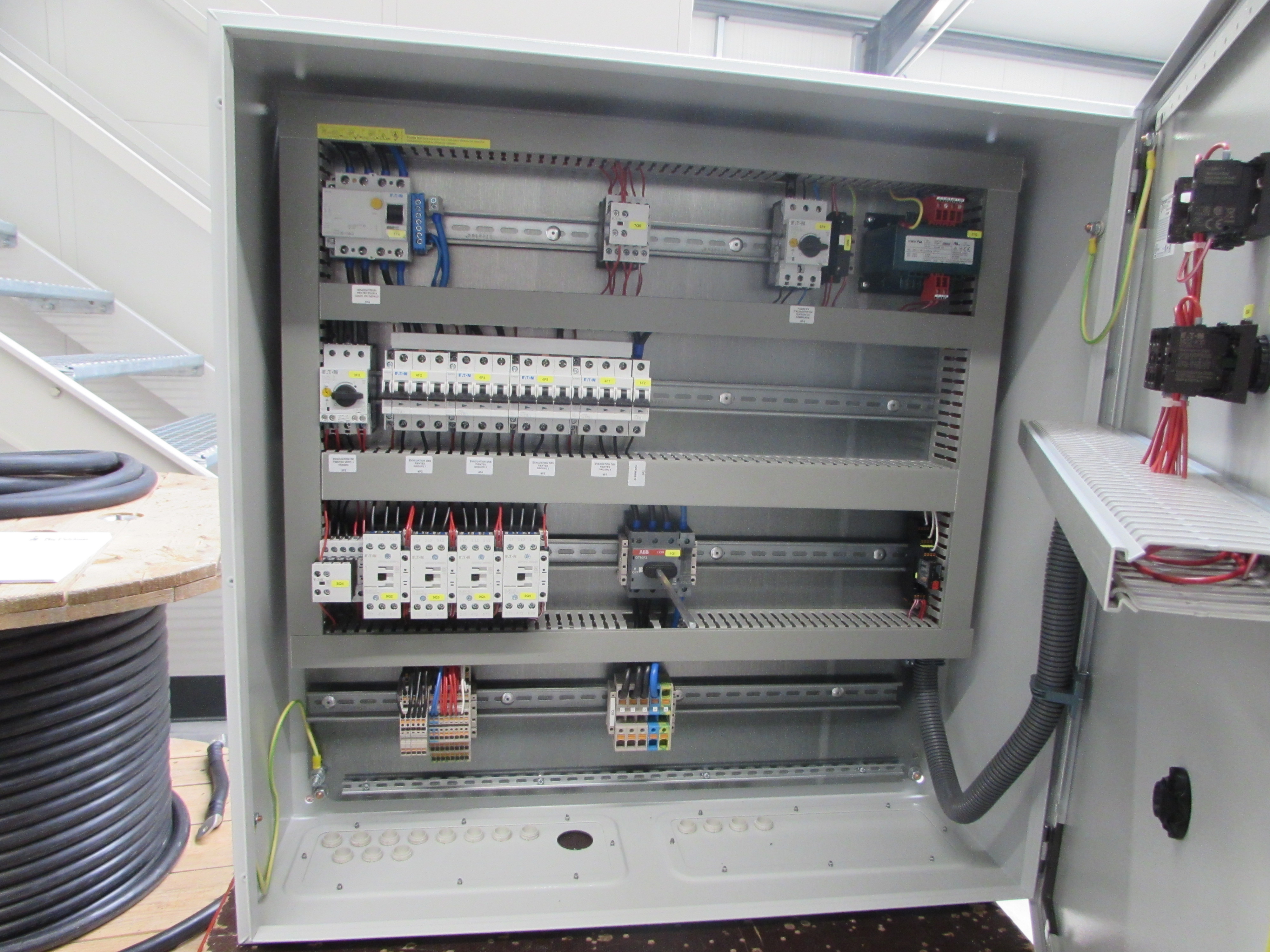 Control cabinet manure removal